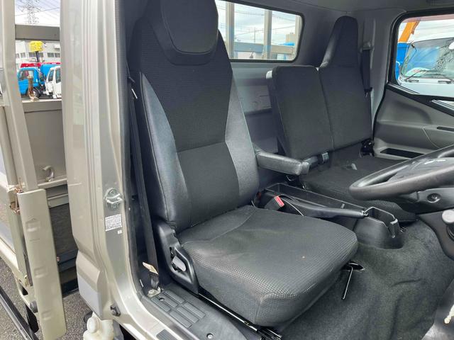 キャンター 垂直ゲート付４．２ｔ積ワイドロング平ボディー　デュアルＡＴ　ワイドロング４．２ｔ積み平ボディー　デュアルＡＴ　バックカメラ付　荷台内寸長４３３幅２０９高６５ｃｍ　左右アオリ楽々ゲート付　荷台床面鉄板敷き　極東開発製８００キロ対応垂直パワーゲート付（14枚目）