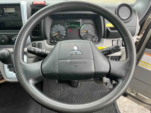 キャンター 垂直ゲート付４．２ｔ積ワイドロング平ボディー　デュアルＡＴ　ワイドロング４．２ｔ積み平ボディー　デュアルＡＴ　バックカメラ付　荷台内寸長４３３幅２０９高６５ｃｍ　左右アオリ楽々ゲート付　荷台床面鉄板敷き　極東開発製８００キロ対応垂直パワーゲート付（15枚目）