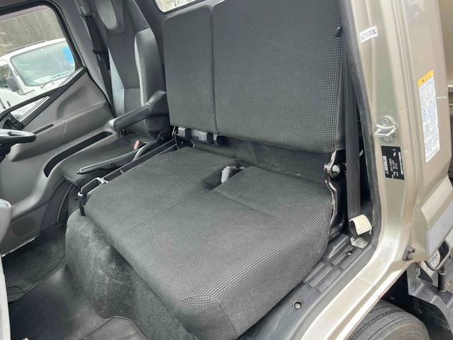 キャンター 垂直ゲート付４．２ｔ積ワイドロング平ボディー　デュアルＡＴ　ワイドロング４．２ｔ積み平ボディー　デュアルＡＴ　バックカメラ付　荷台内寸長４３３幅２０９高６５ｃｍ　左右アオリ楽々ゲート付　荷台床面鉄板敷き　極東開発製８００キロ対応垂直パワーゲート付（16枚目）