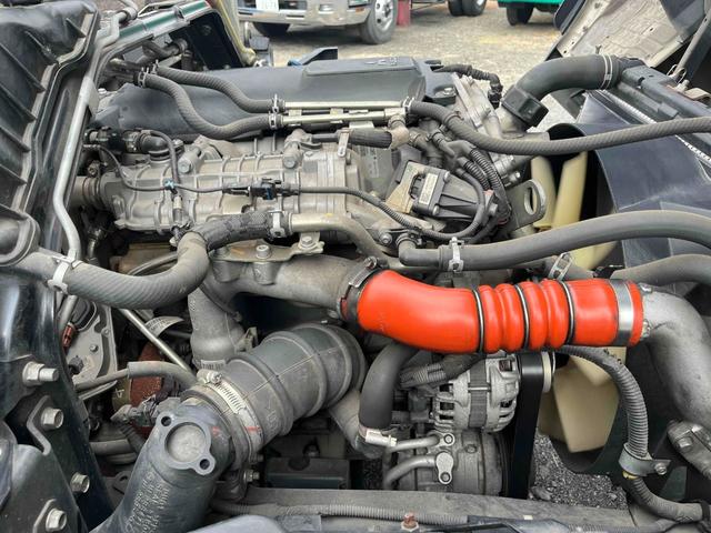 キャンター 垂直ゲート付４．２ｔ積ワイドロング平ボディー　デュアルＡＴ　ワイドロング４．２ｔ積み平ボディー　デュアルＡＴ　バックカメラ付　荷台内寸長４３３幅２０９高６５ｃｍ　左右アオリ楽々ゲート付　荷台床面鉄板敷き　極東開発製８００キロ対応垂直パワーゲート付（17枚目）