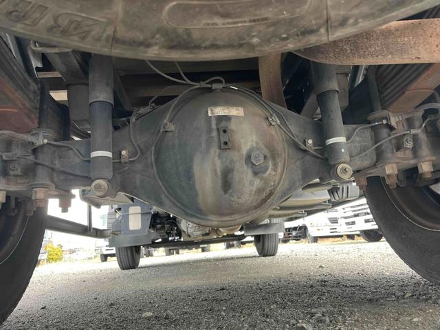 キャンター 垂直ゲート付４．２ｔ積ワイドロング平ボディー　デュアルＡＴ　ワイドロング４．２ｔ積み平ボディー　デュアルＡＴ　バックカメラ付　荷台内寸長４３３幅２０９高６５ｃｍ　左右アオリ楽々ゲート付　荷台床面鉄板敷き　極東開発製８００キロ対応垂直パワーゲート付（18枚目）