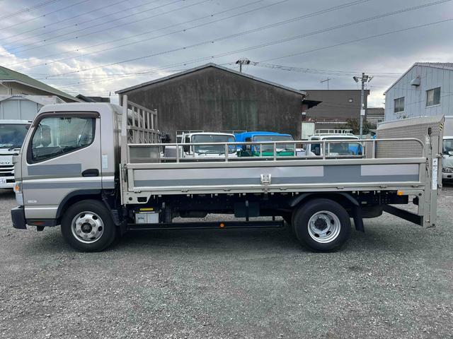 キャンター 垂直ゲート付４．２ｔ積ワイドロング平ボディー　デュアルＡＴ　ワイドロング４．２ｔ積み平ボディー　デュアルＡＴ　バックカメラ付　荷台内寸長４３３幅２０９高６５ｃｍ　左右アオリ楽々ゲート付　荷台床面鉄板敷き　極東開発製８００キロ対応垂直パワーゲート付（22枚目）