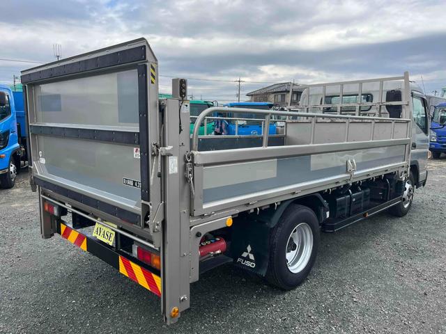 キャンター 垂直ゲート付４．２ｔ積ワイドロング平ボディー　デュアルＡＴ　ワイドロング４．２ｔ積み平ボディー　デュアルＡＴ　バックカメラ付　荷台内寸長４３３幅２０９高６５ｃｍ　左右アオリ楽々ゲート付　荷台床面鉄板敷き　極東開発製８００キロ対応垂直パワーゲート付（23枚目）