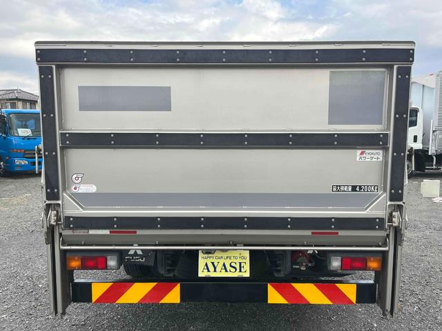 キャンター 垂直ゲート付４．２ｔ積ワイドロング平ボディー　デュアルＡＴ　ワイドロング４．２ｔ積み平ボディー　デュアルＡＴ　バックカメラ付　荷台内寸長４３３幅２０９高６５ｃｍ　左右アオリ楽々ゲート付　荷台床面鉄板敷き　極東開発製８００キロ対応垂直パワーゲート付（24枚目）