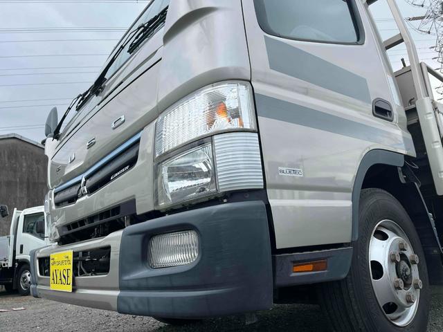 キャンター 垂直ゲート付４．２ｔ積ワイドロング平ボディー　デュアルＡＴ　ワイドロング４．２ｔ積み平ボディー　デュアルＡＴ　バックカメラ付　荷台内寸長４３３幅２０９高６５ｃｍ　左右アオリ楽々ゲート付　荷台床面鉄板敷き　極東開発製８００キロ対応垂直パワーゲート付（25枚目）