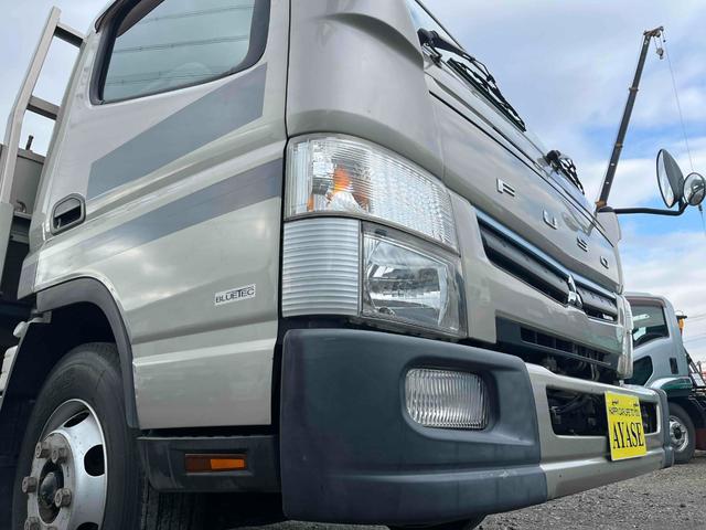 キャンター 垂直ゲート付４．２ｔ積ワイドロング平ボディー　デュアルＡＴ　ワイドロング４．２ｔ積み平ボディー　デュアルＡＴ　バックカメラ付　荷台内寸長４３３幅２０９高６５ｃｍ　左右アオリ楽々ゲート付　荷台床面鉄板敷き　極東開発製８００キロ対応垂直パワーゲート付（26枚目）