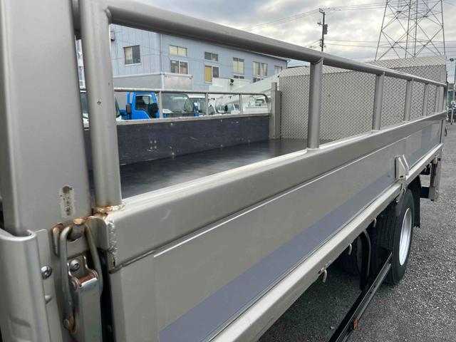 キャンター 垂直ゲート付４．２ｔ積ワイドロング平ボディー　デュアルＡＴ　ワイドロング４．２ｔ積み平ボディー　デュアルＡＴ　バックカメラ付　荷台内寸長４３３幅２０９高６５ｃｍ　左右アオリ楽々ゲート付　荷台床面鉄板敷き　極東開発製８００キロ対応垂直パワーゲート付（27枚目）