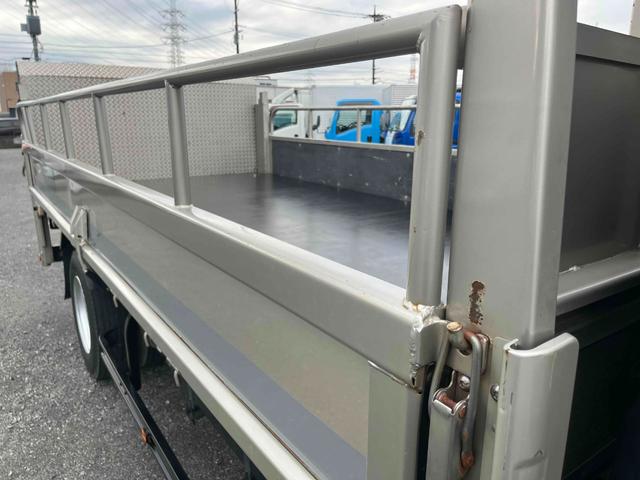 キャンター 垂直ゲート付４．２ｔ積ワイドロング平ボディー　デュアルＡＴ　ワイドロング４．２ｔ積み平ボディー　デュアルＡＴ　バックカメラ付　荷台内寸長４３３幅２０９高６５ｃｍ　左右アオリ楽々ゲート付　荷台床面鉄板敷き　極東開発製８００キロ対応垂直パワーゲート付（28枚目）