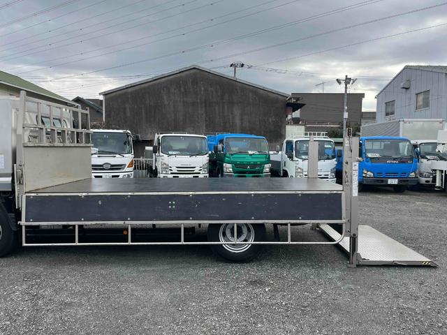 キャンター 垂直ゲート付４．２ｔ積ワイドロング平ボディー　デュアルＡＴ　ワイドロング４．２ｔ積み平ボディー　デュアルＡＴ　バックカメラ付　荷台内寸長４３３幅２０９高６５ｃｍ　左右アオリ楽々ゲート付　荷台床面鉄板敷き　極東開発製８００キロ対応垂直パワーゲート付（30枚目）