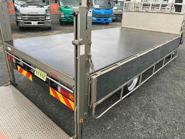 キャンター 垂直ゲート付４．２ｔ積ワイドロング平ボディー　デュアルＡＴ　ワイドロング４．２ｔ積み平ボディー　デュアルＡＴ　バックカメラ付　荷台内寸長４３３幅２０９高６５ｃｍ　左右アオリ楽々ゲート付　荷台床面鉄板敷き　極東開発製８００キロ対応垂直パワーゲート付（31枚目）