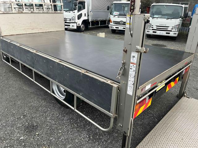 キャンター 垂直ゲート付４．２ｔ積ワイドロング平ボディー　デュアルＡＴ　ワイドロング４．２ｔ積み平ボディー　デュアルＡＴ　バックカメラ付　荷台内寸長４３３幅２０９高６５ｃｍ　左右アオリ楽々ゲート付　荷台床面鉄板敷き　極東開発製８００キロ対応垂直パワーゲート付（32枚目）