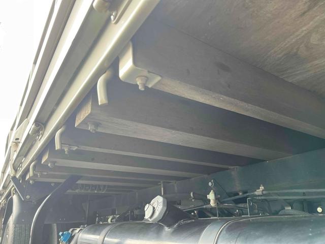 キャンター 垂直ゲート付４．２ｔ積ワイドロング平ボディー　デュアルＡＴ　ワイドロング４．２ｔ積み平ボディー　デュアルＡＴ　バックカメラ付　荷台内寸長４３３幅２０９高６５ｃｍ　左右アオリ楽々ゲート付　荷台床面鉄板敷き　極東開発製８００キロ対応垂直パワーゲート付（35枚目）