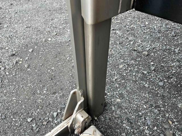 キャンター 垂直ゲート付４．２ｔ積ワイドロング平ボディー　デュアルＡＴ　ワイドロング４．２ｔ積み平ボディー　デュアルＡＴ　バックカメラ付　荷台内寸長４３３幅２０９高６５ｃｍ　左右アオリ楽々ゲート付　荷台床面鉄板敷き　極東開発製８００キロ対応垂直パワーゲート付（39枚目）