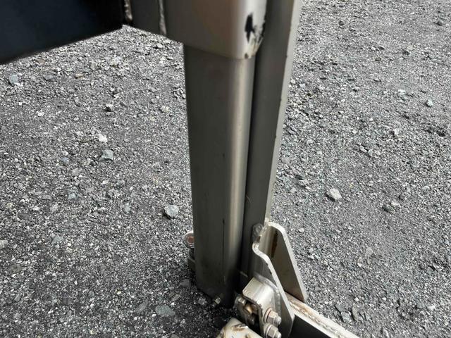 キャンター 垂直ゲート付４．２ｔ積ワイドロング平ボディー　デュアルＡＴ　ワイドロング４．２ｔ積み平ボディー　デュアルＡＴ　バックカメラ付　荷台内寸長４３３幅２０９高６５ｃｍ　左右アオリ楽々ゲート付　荷台床面鉄板敷き　極東開発製８００キロ対応垂直パワーゲート付（40枚目）