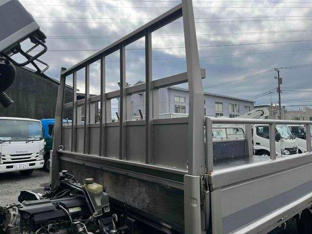 キャンター 垂直ゲート付４．２ｔ積ワイドロング平ボディー　デュアルＡＴ　ワイドロング４．２ｔ積み平ボディー　デュアルＡＴ　バックカメラ付　荷台内寸長４３３幅２０９高６５ｃｍ　左右アオリ楽々ゲート付　荷台床面鉄板敷き　極東開発製８００キロ対応垂直パワーゲート付（44枚目）