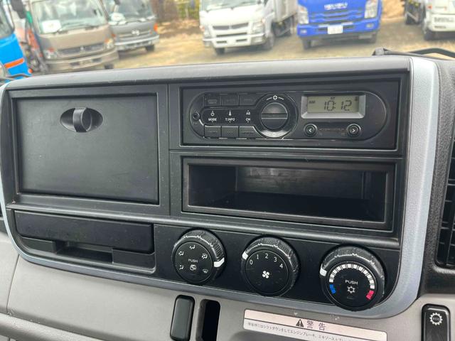 キャンター 垂直ゲート付４．２ｔ積ワイドロング平ボディー　デュアルＡＴ　ワイドロング４．２ｔ積み平ボディー　デュアルＡＴ　バックカメラ付　荷台内寸長４３３幅２０９高６５ｃｍ　左右アオリ楽々ゲート付　荷台床面鉄板敷き　極東開発製８００キロ対応垂直パワーゲート付（46枚目）