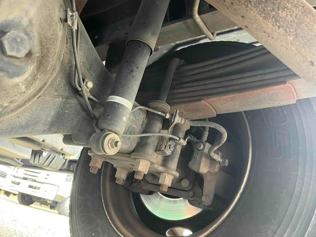 キャンター 垂直ゲート付４．２ｔ積ワイドロング平ボディー　デュアルＡＴ　ワイドロング４．２ｔ積み平ボディー　デュアルＡＴ　バックカメラ付　荷台内寸長４３３幅２０９高６５ｃｍ　左右アオリ楽々ゲート付　荷台床面鉄板敷き　極東開発製８００キロ対応垂直パワーゲート付（52枚目）