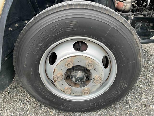 キャンター 垂直ゲート付４．２ｔ積ワイドロング平ボディー　デュアルＡＴ　ワイドロング４．２ｔ積み平ボディー　デュアルＡＴ　バックカメラ付　荷台内寸長４３３幅２０９高６５ｃｍ　左右アオリ楽々ゲート付　荷台床面鉄板敷き　極東開発製８００キロ対応垂直パワーゲート付（53枚目）