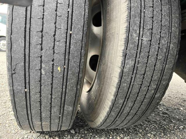 キャンター 垂直ゲート付４．２ｔ積ワイドロング平ボディー　デュアルＡＴ　ワイドロング４．２ｔ積み平ボディー　デュアルＡＴ　バックカメラ付　荷台内寸長４３３幅２０９高６５ｃｍ　左右アオリ楽々ゲート付　荷台床面鉄板敷き　極東開発製８００キロ対応垂直パワーゲート付（55枚目）