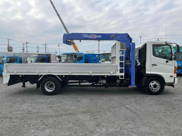 ヒノレンジャー ２．３５ｔ積４段セルフクレーン　ベッドレス　アルミブロック平　２．３５ｔ積４段クレーン付セルフローダー　アルミブロック　６速ＭＴ　荷台内寸長５２０幅２１６高３８ｃｍ　タダノ製ＴＭ－ＺＲ３０４ＳＬ　４段ブーム　ラジコン付　２．９３ｔ吊り　車両総重量７９８５キロ（3枚目）