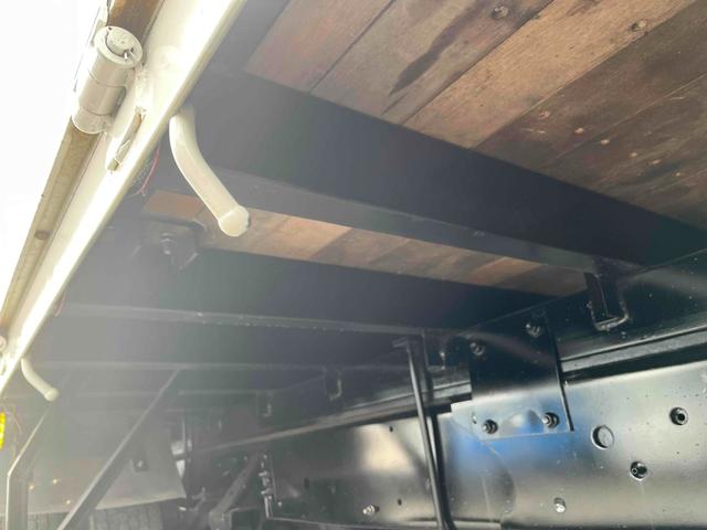 ヒノレンジャー ２．３５ｔ積４段セルフクレーン　ベッドレス　アルミブロック平　２．３５ｔ積４段クレーン付セルフローダー　アルミブロック　６速ＭＴ　荷台内寸長５２０幅２１６高３８ｃｍ　タダノ製ＴＭ－ＺＲ３０４ＳＬ　４段ブーム　ラジコン付　２．９３ｔ吊り　車両総重量７９８５キロ（10枚目）