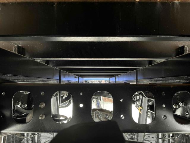 ヒノレンジャー ２．３５ｔ積４段セルフクレーン　ベッドレス　アルミブロック平　２．３５ｔ積４段クレーン付セルフローダー　アルミブロック　６速ＭＴ　荷台内寸長５２０幅２１６高３８ｃｍ　タダノ製ＴＭ－ＺＲ３０４ＳＬ　４段ブーム　ラジコン付　２．９３ｔ吊り　車両総重量７９８５キロ（12枚目）