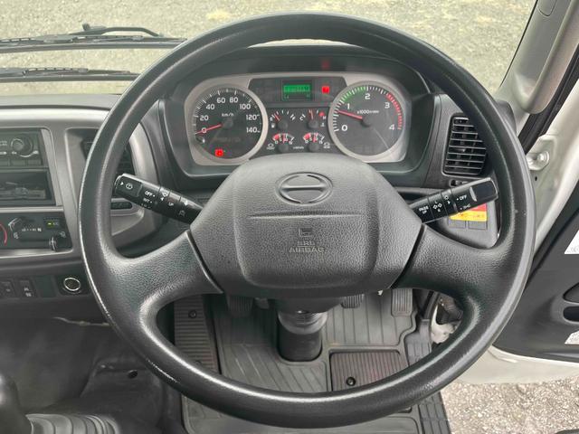 ヒノレンジャー ２．３５ｔ積４段セルフクレーン　ベッドレス　アルミブロック平　２．３５ｔ積４段クレーン付セルフローダー　アルミブロック　６速ＭＴ　荷台内寸長５２０幅２１６高３８ｃｍ　タダノ製ＴＭ－ＺＲ３０４ＳＬ　４段ブーム　ラジコン付　２．９３ｔ吊り　車両総重量７９８５キロ（16枚目）