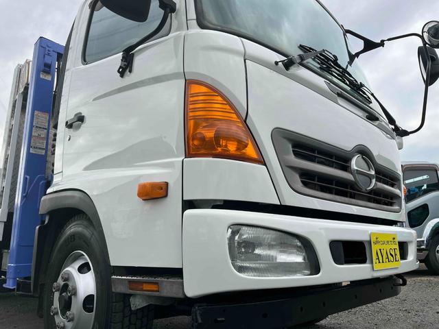 ヒノレンジャー ２．３５ｔ積４段セルフクレーン　ベッドレス　アルミブロック平　２．３５ｔ積４段クレーン付セルフローダー　アルミブロック　６速ＭＴ　荷台内寸長５２０幅２１６高３８ｃｍ　タダノ製ＴＭ－ＺＲ３０４ＳＬ　４段ブーム　ラジコン付　２．９３ｔ吊り　車両総重量７９８５キロ（27枚目）