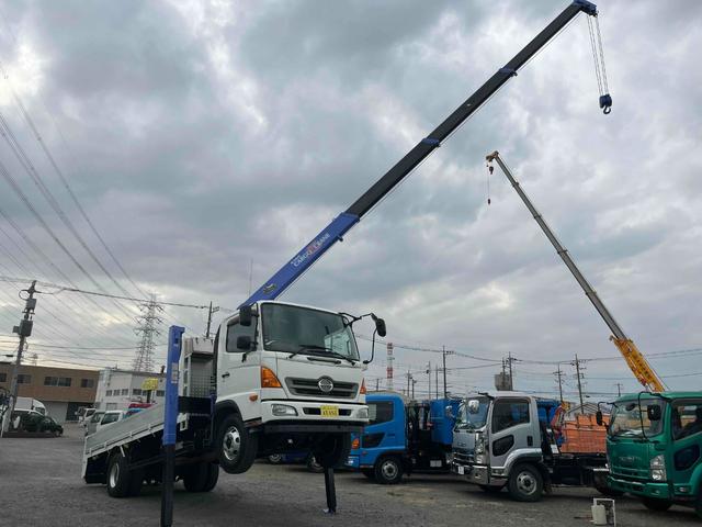 ヒノレンジャー ２．３５ｔ積４段セルフクレーン　ベッドレス　アルミブロック平　２．３５ｔ積４段クレーン付セルフローダー　アルミブロック　６速ＭＴ　荷台内寸長５２０幅２１６高３８ｃｍ　タダノ製ＴＭ－ＺＲ３０４ＳＬ　４段ブーム　ラジコン付　２．９３ｔ吊り　車両総重量７９８５キロ（30枚目）