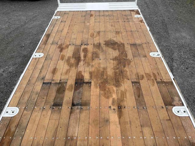 ヒノレンジャー ２．３５ｔ積４段セルフクレーン　ベッドレス　アルミブロック平　２．３５ｔ積４段クレーン付セルフローダー　アルミブロック　６速ＭＴ　荷台内寸長５２０幅２１６高３８ｃｍ　タダノ製ＴＭ－ＺＲ３０４ＳＬ　４段ブーム　ラジコン付　２．９３ｔ吊り　車両総重量７９８５キロ（34枚目）