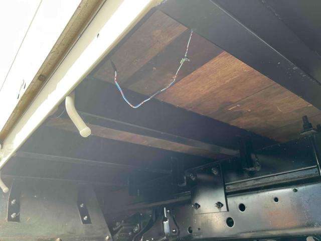 ヒノレンジャー ２．３５ｔ積４段セルフクレーン　ベッドレス　アルミブロック平　２．３５ｔ積４段クレーン付セルフローダー　アルミブロック　６速ＭＴ　荷台内寸長５２０幅２１６高３８ｃｍ　タダノ製ＴＭ－ＺＲ３０４ＳＬ　４段ブーム　ラジコン付　２．９３ｔ吊り　車両総重量７９８５キロ（39枚目）