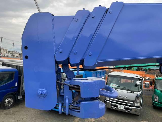 ヒノレンジャー ２．３５ｔ積４段セルフクレーン　ベッドレス　アルミブロック平　２．３５ｔ積４段クレーン付セルフローダー　アルミブロック　６速ＭＴ　荷台内寸長５２０幅２１６高３８ｃｍ　タダノ製ＴＭ－ＺＲ３０４ＳＬ　４段ブーム　ラジコン付　２．９３ｔ吊り　車両総重量７９８５キロ（43枚目）