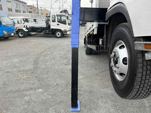 ヒノレンジャー ２．３５ｔ積４段セルフクレーン　ベッドレス　アルミブロック平　２．３５ｔ積４段クレーン付セルフローダー　アルミブロック　６速ＭＴ　荷台内寸長５２０幅２１６高３８ｃｍ　タダノ製ＴＭ－ＺＲ３０４ＳＬ　４段ブーム　ラジコン付　２．９３ｔ吊り　車両総重量７９８５キロ（49枚目）