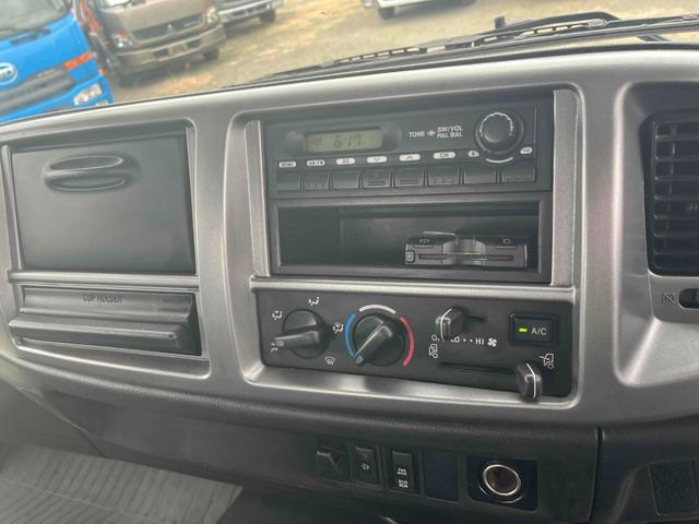 ヒノレンジャー ２．３５ｔ積４段セルフクレーン　ベッドレス　アルミブロック平　２．３５ｔ積４段クレーン付セルフローダー　アルミブロック　６速ＭＴ　荷台内寸長５２０幅２１６高３８ｃｍ　タダノ製ＴＭ－ＺＲ３０４ＳＬ　４段ブーム　ラジコン付　２．９３ｔ吊り　車両総重量７９８５キロ（53枚目）