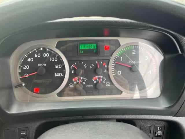 ヒノレンジャー ２．３５ｔ積４段セルフクレーン　ベッドレス　アルミブロック平　２．３５ｔ積４段クレーン付セルフローダー　アルミブロック　６速ＭＴ　荷台内寸長５２０幅２１６高３８ｃｍ　タダノ製ＴＭ－ＺＲ３０４ＳＬ　４段ブーム　ラジコン付　２．９３ｔ吊り　車両総重量７９８５キロ（54枚目）