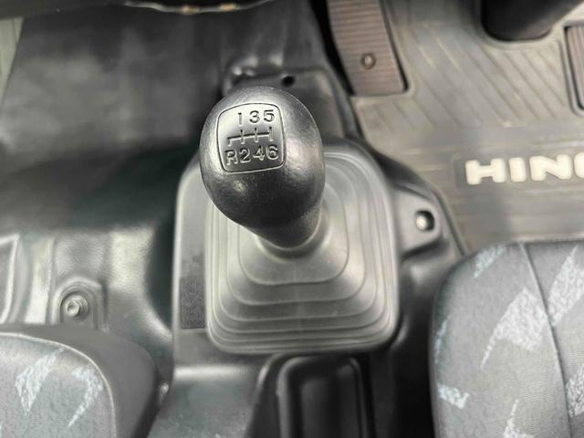 ヒノレンジャー ２．３５ｔ積４段セルフクレーン　ベッドレス　アルミブロック平　２．３５ｔ積４段クレーン付セルフローダー　アルミブロック　６速ＭＴ　荷台内寸長５２０幅２１６高３８ｃｍ　タダノ製ＴＭ－ＺＲ３０４ＳＬ　４段ブーム　ラジコン付　２．９３ｔ吊り　車両総重量７９８５キロ（55枚目）