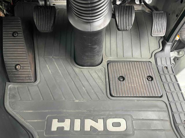 ヒノレンジャー ２．３５ｔ積４段セルフクレーン　ベッドレス　アルミブロック平　２．３５ｔ積４段クレーン付セルフローダー　アルミブロック　６速ＭＴ　荷台内寸長５２０幅２１６高３８ｃｍ　タダノ製ＴＭ－ＺＲ３０４ＳＬ　４段ブーム　ラジコン付　２．９３ｔ吊り　車両総重量７９８５キロ（56枚目）