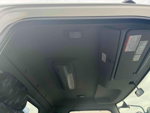 ヒノレンジャー ２．３５ｔ積４段セルフクレーン　ベッドレス　アルミブロック平　２．３５ｔ積４段クレーン付セルフローダー　アルミブロック　６速ＭＴ　荷台内寸長５２０幅２１６高３８ｃｍ　タダノ製ＴＭ－ＺＲ３０４ＳＬ　４段ブーム　ラジコン付　２．９３ｔ吊り　車両総重量７９８５キロ（57枚目）