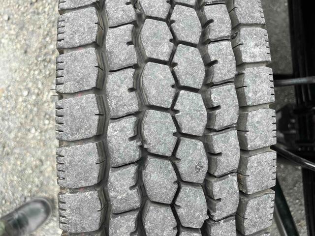 ヒノレンジャー ２．３５ｔ積４段セルフクレーン　ベッドレス　アルミブロック平　２．３５ｔ積４段クレーン付セルフローダー　アルミブロック　６速ＭＴ　荷台内寸長５２０幅２１６高３８ｃｍ　タダノ製ＴＭ－ＺＲ３０４ＳＬ　４段ブーム　ラジコン付　２．９３ｔ吊り　車両総重量７９８５キロ（65枚目）