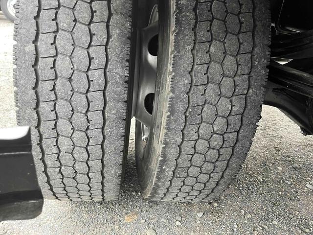 ヒノレンジャー ２．３５ｔ積４段セルフクレーン　ベッドレス　アルミブロック平　２．３５ｔ積４段クレーン付セルフローダー　アルミブロック　６速ＭＴ　荷台内寸長５２０幅２１６高３８ｃｍ　タダノ製ＴＭ－ＺＲ３０４ＳＬ　４段ブーム　ラジコン付　２．９３ｔ吊り　車両総重量７９８５キロ（66枚目）