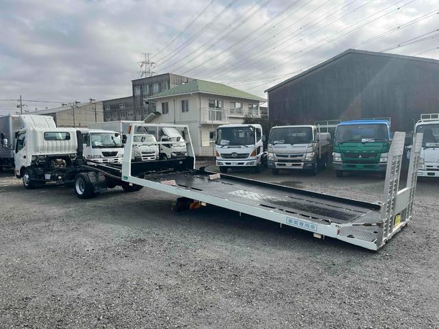 ダイナトラック ワイド超々ロング３．５ｔ積セーフティーローダー　花見台　ワイド超々ロング３．５ｔ積セーフティーローダー　４Ｌディーゼルターボ　６速ＭＴ　花見台製ＳＦ２１ＦＢ　荷台内寸長５７０幅２０８ｃｍ　電動ウインチ　ラジコン付　リヤアルミあおり　車両総重量７８３５キロ（32枚目）