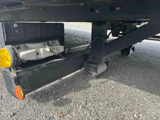 ダイナトラック ワイド超々ロング３．５ｔ積セーフティーローダー　花見台　ワイド超々ロング３．５ｔ積セーフティーローダー　４Ｌディーゼルターボ　６速ＭＴ　花見台製ＳＦ２１ＦＢ　荷台内寸長５７０幅２０８ｃｍ　電動ウインチ　ラジコン付　リヤアルミあおり　車両総重量７８３５キロ（40枚目）