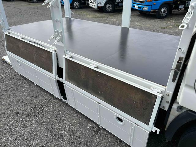 ダイナトラック 垂直ゲート付3t積ガス屋仕様平ボディー 分割5方開アオリ 3t積み平床ボディー 5速MT 全低床 ルーフキャリア付 前後上下分割式ガス屋仕様アオリ 荷台床面鉄板敷き 荷台内寸長315幅161高78cm 新明和製垂直パワーゲート付 車両総重量5985キロ(8枚目)