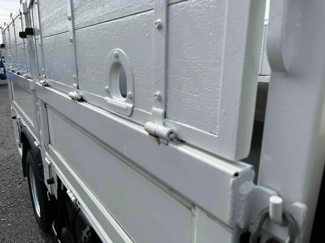 ダイナトラック 垂直ゲート付3t積ガス屋仕様平ボディー 分割5方開アオリ 3t積み平床ボディー 5速MT 全低床 ルーフキャリア付 前後上下分割式ガス屋仕様アオリ 荷台床面鉄板敷き 荷台内寸長315幅161高78cm 新明和製垂直パワーゲート付 車両総重量5985キロ(27枚目)