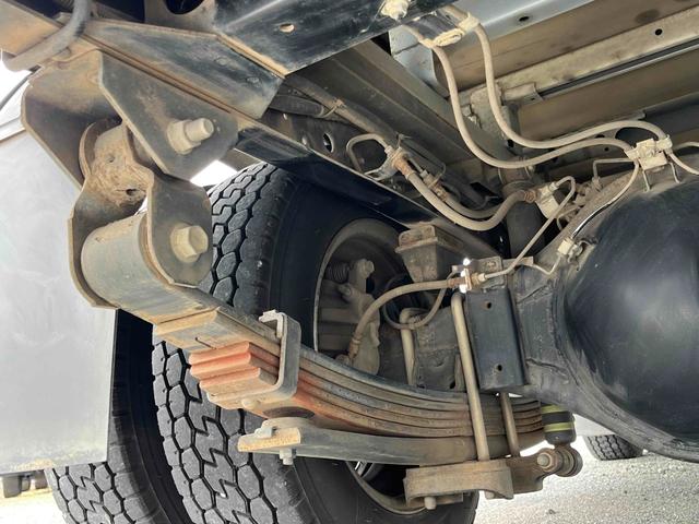 ダイナトラック 垂直ゲート付3t積ガス屋仕様平ボディー 分割5方開アオリ 3t積み平床ボディー 5速MT 全低床 ルーフキャリア付 前後上下分割式ガス屋仕様アオリ 荷台床面鉄板敷き 荷台内寸長315幅161高78cm 新明和製垂直パワーゲート付 車両総重量5985キロ(56枚目)