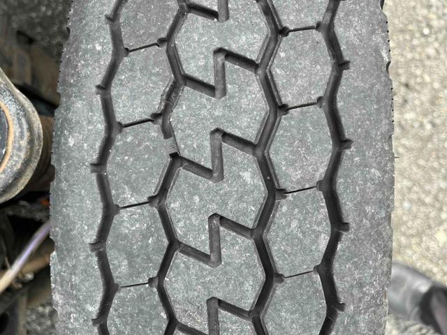 ダイナトラック 垂直ゲート付3t積ガス屋仕様平ボディー 分割5方開アオリ 3t積み平床ボディー 5速MT 全低床 ルーフキャリア付 前後上下分割式ガス屋仕様アオリ 荷台床面鉄板敷き 荷台内寸長315幅161高78cm 新明和製垂直パワーゲート付 車両総重量5985キロ(59枚目)