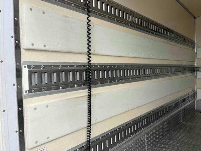 キャンター ２ｔ積跳ね上げゲート付Ｗキャブ冷蔵冷凍車　ワイド７人乗り　２ｔ積ワイドＷキャブ冷凍冷蔵車　７人乗り　デュアルＡＴ　東プレ低温ー３０℃仕様　荷台内寸長３３５幅１９４高１８５ｃｍ　床面ステンレス加工　ラッシングレール３段　極東製跳上ゲート付　リヤ観音開き（7枚目）