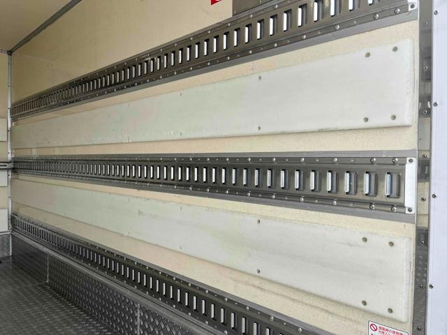 キャンター ２ｔ積跳ね上げゲート付Ｗキャブ冷蔵冷凍車　ワイド７人乗り　２ｔ積ワイドＷキャブ冷凍冷蔵車　７人乗り　デュアルＡＴ　東プレ低温ー３０℃仕様　荷台内寸長３３５幅１９４高１８５ｃｍ　床面ステンレス加工　ラッシングレール３段　極東製跳上ゲート付　リヤ観音開き（8枚目）