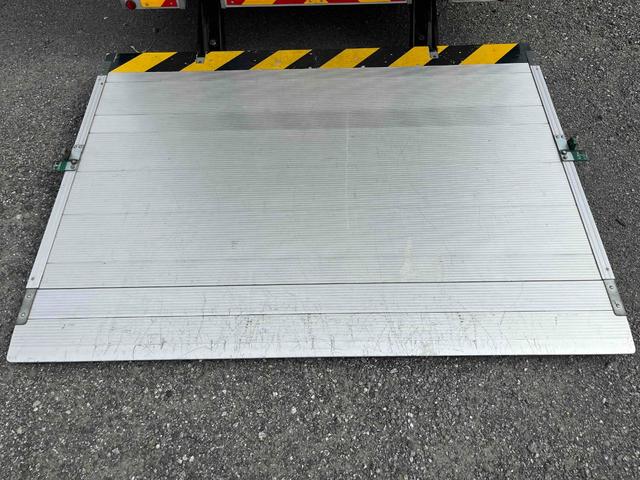 キャンター ２ｔ積跳ね上げゲート付Ｗキャブ冷蔵冷凍車　ワイド７人乗り　２ｔ積ワイドＷキャブ冷凍冷蔵車　７人乗り　デュアルＡＴ　東プレ低温ー３０℃仕様　荷台内寸長３３５幅１９４高１８５ｃｍ　床面ステンレス加工　ラッシングレール３段　極東製跳上ゲート付　リヤ観音開き（10枚目）