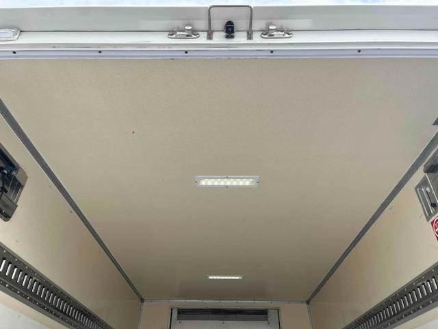 キャンター ２ｔ積跳ね上げゲート付Ｗキャブ冷蔵冷凍車　ワイド７人乗り　２ｔ積ワイドＷキャブ冷凍冷蔵車　７人乗り　デュアルＡＴ　東プレ低温ー３０℃仕様　荷台内寸長３３５幅１９４高１８５ｃｍ　床面ステンレス加工　ラッシングレール３段　極東製跳上ゲート付　リヤ観音開き（28枚目）